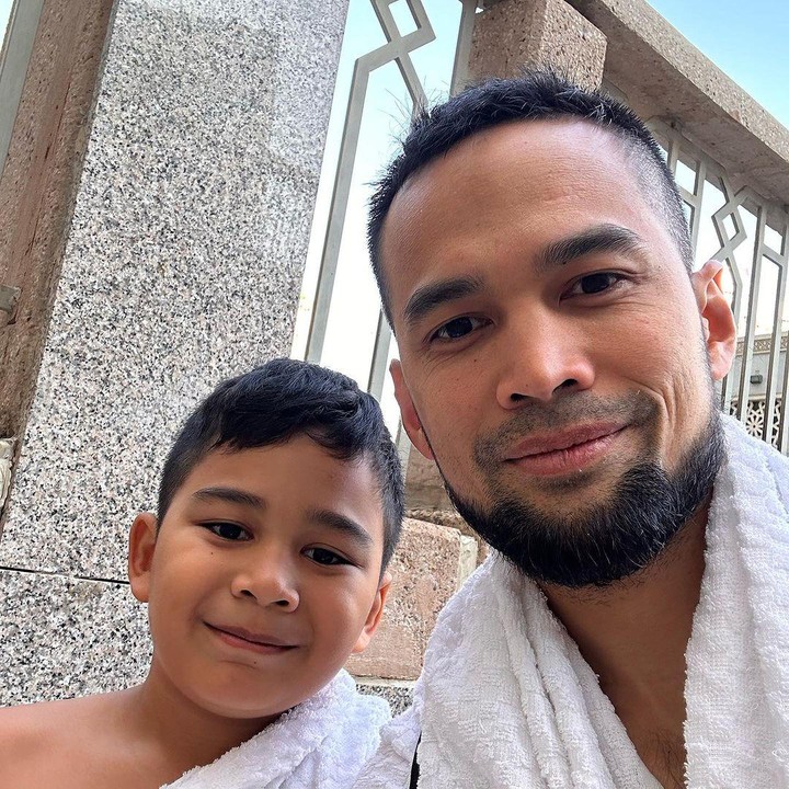 <p>Setelah menjalankan ibadah umrah, Adam juga melakukan prosesi tahalul atau mencukur rambut hingga botak. Wisnu mengatakan, Adam cukup sulit diyakinkan untuk melakukan kegiatan ini, Bunda. (Foto: Instagram: @shireensungkar & @teukuwisnu)</p>