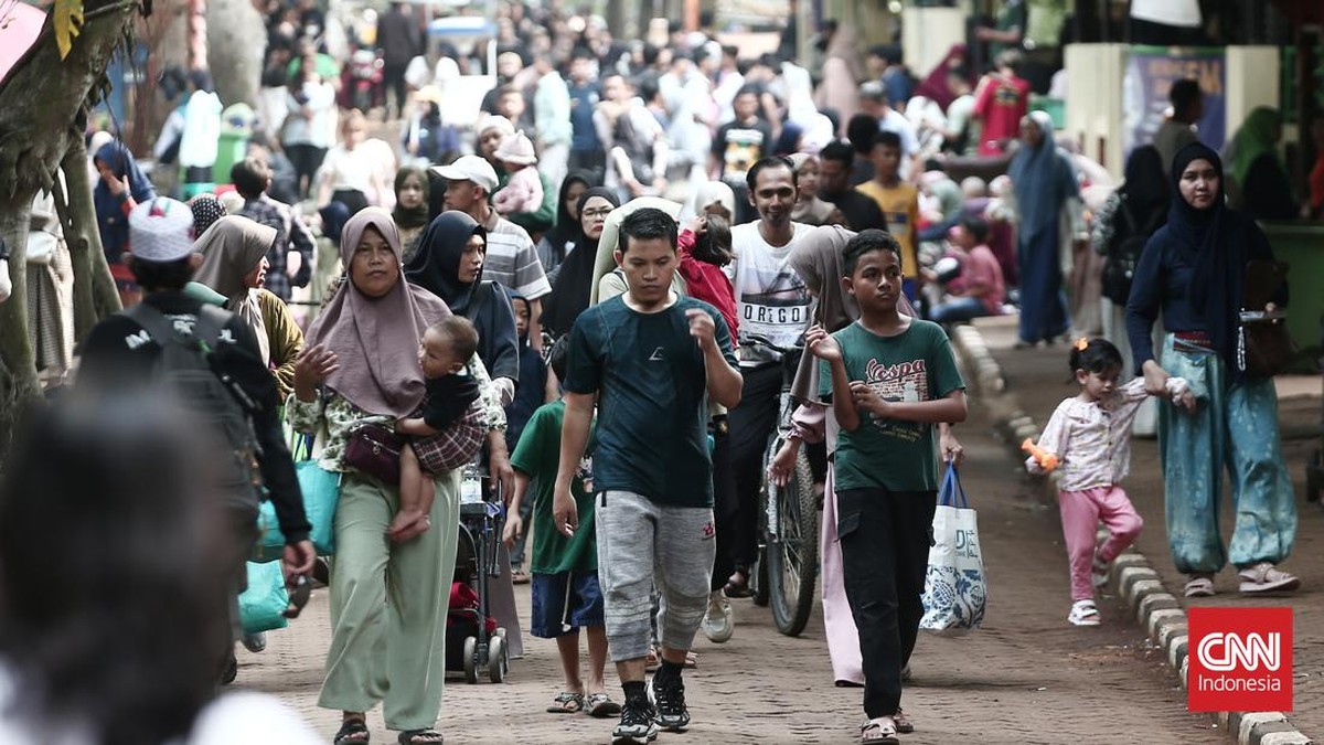 FOTO: Wisatawan Padati Taman Margasatwa Ragunan saat Libur Nataru 2023