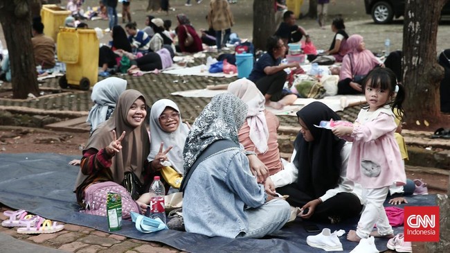 FOTO: Wisatawan Padati Taman Margasatwa Ragunan saat Libur Nataru 2023