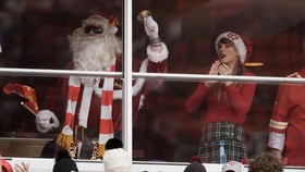 FOTO: Natal Taylor Swift Saksikan Travis Kelce Bertanding