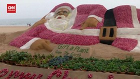 VIDEO: Penampakan Patung Santa Claus Raksasa dari 2 Ton Bawang