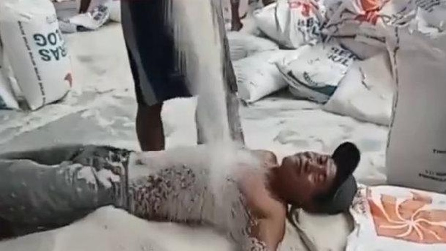 Viral Oknum Buruh Mandi Beras Bulog