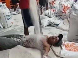 Heboh Aksi Buruh Telanjang Dada Mandi Beras di Gudang Bulog