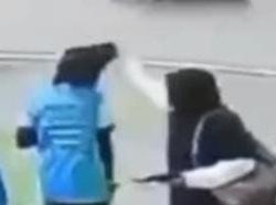Momen Wanita Pontianak Tarik Jilbab Pejalan Kaki-Aurat Korban Tersingkap