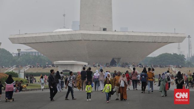 Pemandangan penduduk ramai saat mengunjungi Monumen Nasional alias Monas di Jakarta Pusat.