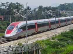 Main Layangan Dekat Rel Bikin Kereta Cepat Setop, Kok Bisa?