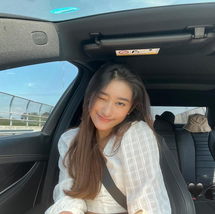 <p>Pada 2019, Amanda mengawali debutnya dengan meluncurkan lagu berjudul <em>Even If You Aren't There For Me.</em> Ia sudah memiliki 11 ribu pendengar bulanan di situs <em>Spotify.</em> Hingga saat ini, Amanda telah memiliki 8 <em>single</em> dan meluncurkan beberapa video klip di kanal YouTube dengan hampir 1 juta <em>subscribers.</em> (Foto: Instagram @amandacaesaa)</p>