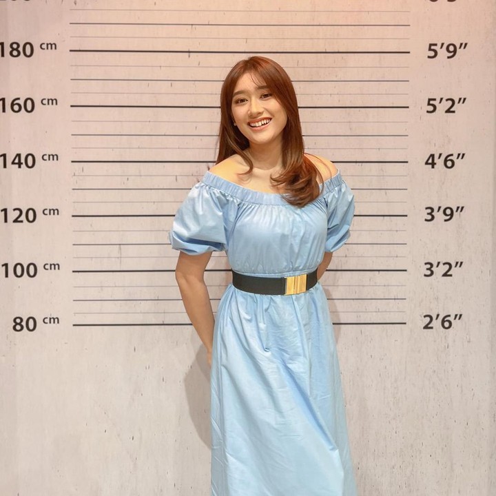 <p>Amanda melebarkan sayap ke layar kaca sebagai presenter lewat acara TV berjudul <em>In The Kost</em> pada 2020. Ia juga tampil di beberapa acara lain seperti<em> Sahur Segerr, Gemoy,</em> dan <em>Arisan.</em> (Foto: Instagram @amandacaesaa)</p>