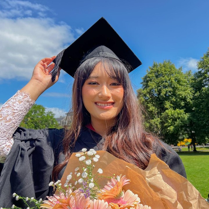 <p>Amanda Caesa telah menyelesaikan pendidikan di bidang Graphic Design University of the West of England Bristol yang berlokasi di Inggris, Bunda. (Foto: Instagram @amandacaesaa)</p>