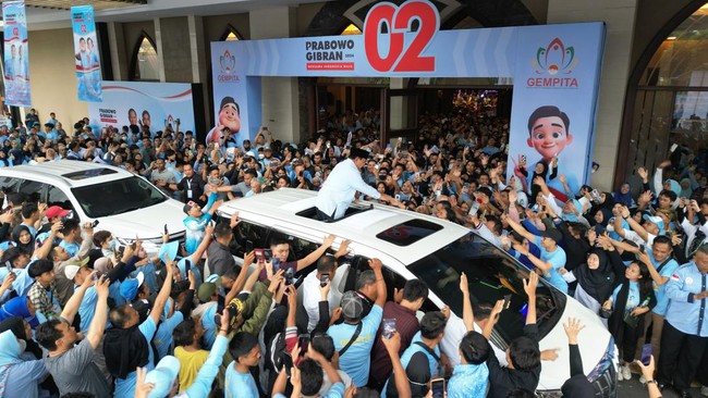 Prabowo Subianto disambut antusias oleh ribuan relawan dan pendukung Prabowo-Gibran yakni Gerakan Muslim Persatuan Indonesia Cinta Tanah Air (Gempita).