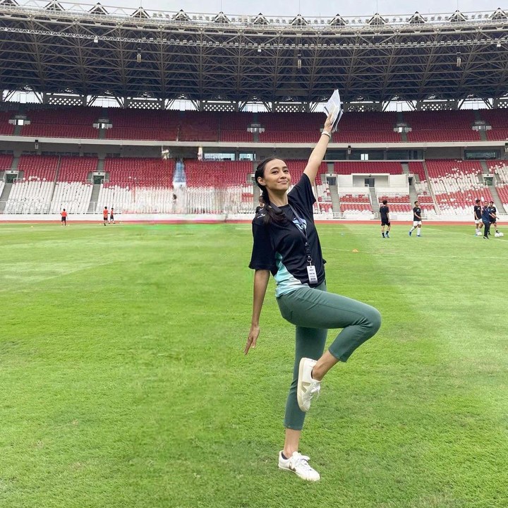 <p>Dahulu, nama Deasy amat dikenal sebagai pembawa acara olahraga. Selain aktif sebagai presenter, ia juga aktif di dunia akting, lho. (Foto: Instagram @deasydei)<br /><br /><br /></p>