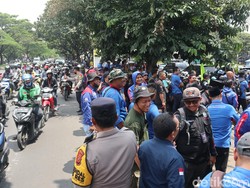Buruh Demo di Kantor Disnakertrans Jabar, Jalan Soekarno Hatta Tersendat