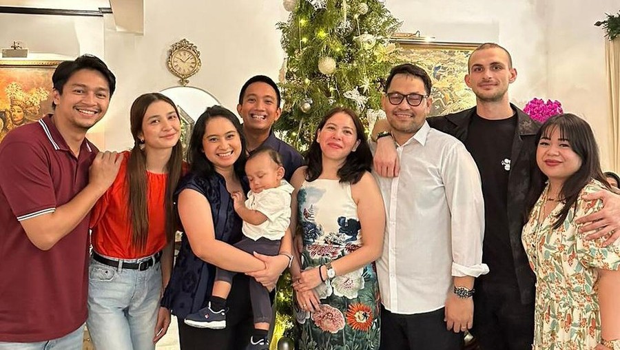Deva Mahenra Rayakan Natal Bareng Keluarga Mikha Tambayong