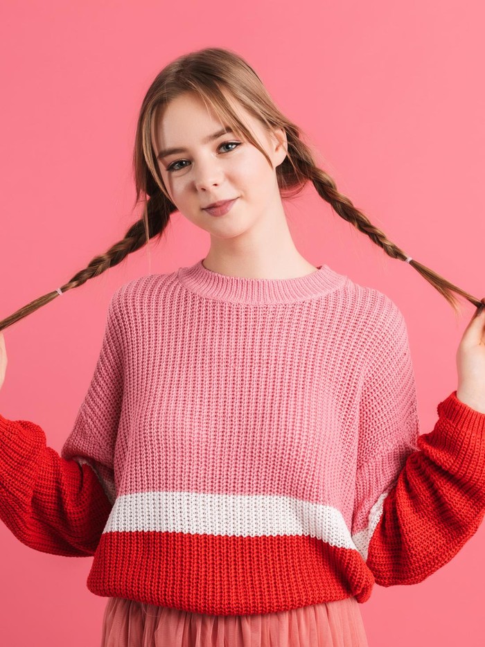 Pilih gaya kepang klasik dengan tiga helai atau lebih. Kepang ini akan menciptakan kepangan yang rapi dan kencang untuk tampilan yang bersih dan elegan./ Foto: freepik.com/garetsvisual