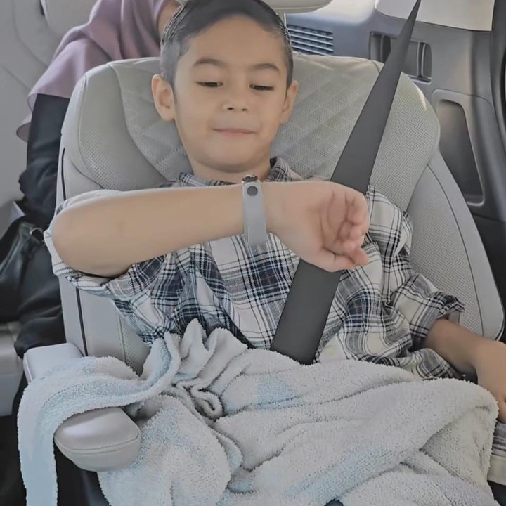 <p>Icha dan Dude turut melibatkan kedua putranya dalam perjalanan kehamilan ini. Rendra dan Malik bahkan dengan semangat ikut ke klinik untuk menjenguk sang adik yang mereka panggil 'Deru'. (Foto: Instagram: @ichasoebandono)</p>