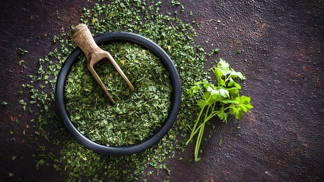 Selain obat medis, ada juga cara alami yang bisa dicoba untuk memperlancar buang air kecil salah satunya lewat konsumsi air rebusan daun herbal.