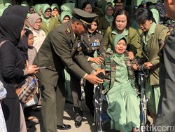 Tangis Istri Pecah saat Penyerahan Jenazah Kopda Hendrianto