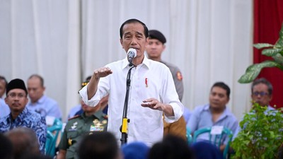 Presiden Jokowi mempermudah petani untuk membeli pupuk. Dengan kemudahan ini kata Jokowi, petani yang ingin membeli pupuk cukup menunjukkan KTP saja.