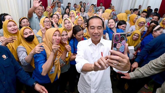 Presiden Joko Widodo mengucapkan selamat Hari Buruh kepada seluruh pekerja di Indonesia yang menurutnya adalah pahlawan perekonomian.