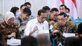 Jokowi Makan Nasi Kotak Bareng Buruh Pabrik di Sidoarjo