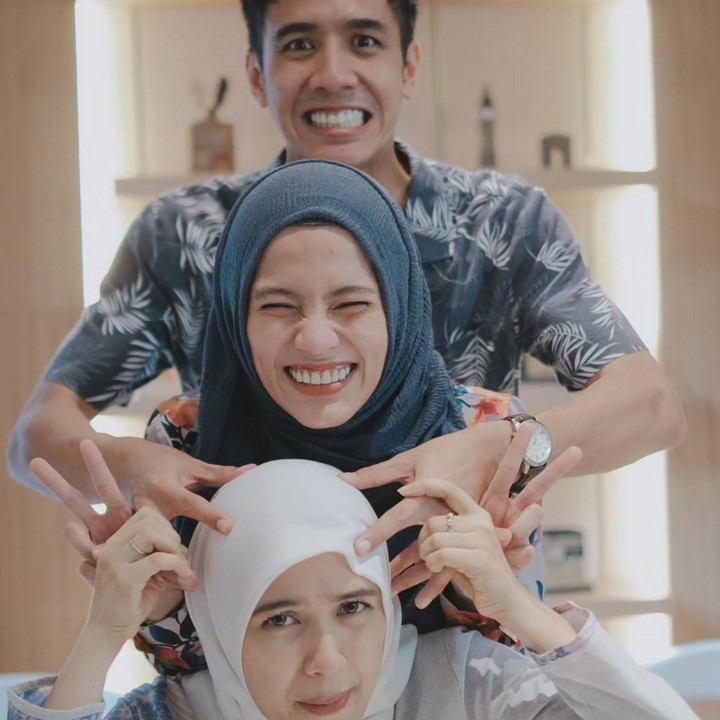 <p>Sejak saat itu, hubungan Alyssa dengan sang kakak menjadi semakin erat. Keduanya bahkan sering menunjukkan kekompakan bersama adik mereka di media sosial. <em>"Siblings will always be siblings</em> (saudara akan selamanya menjadi saudara)," tulis Icha di unggahan fotonya. (Foto: Instagram @anandasoebandono)</p>