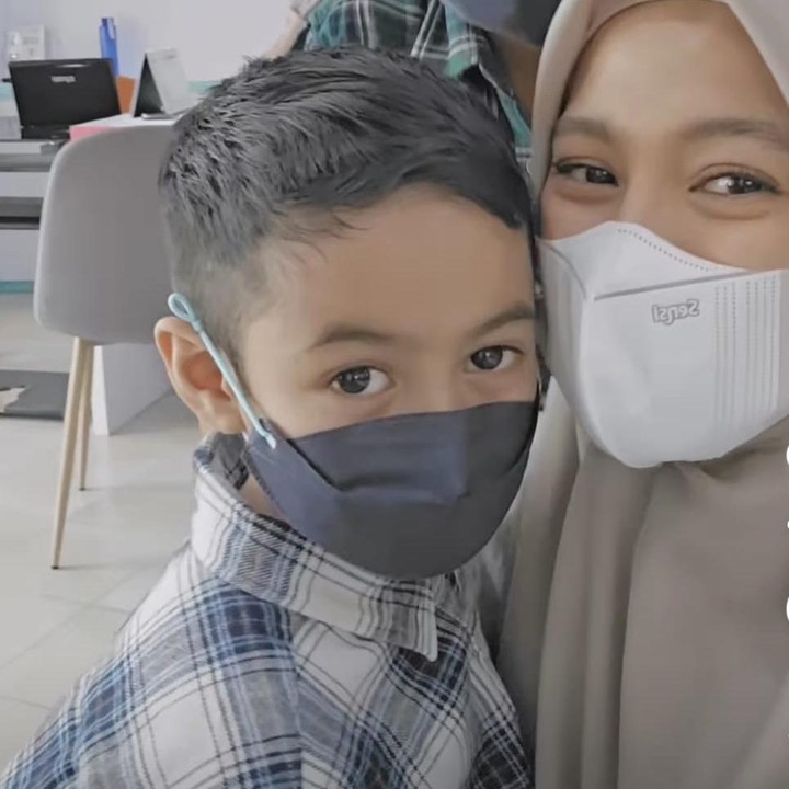 <p>Kehamilan ketiga pesinetron yang akrab disapa Icha ini memang telah dinanti, khususnya oleh kedua putranya Rendra & Malik. (Foto. Instagram: @ichasoebandono)</p>
