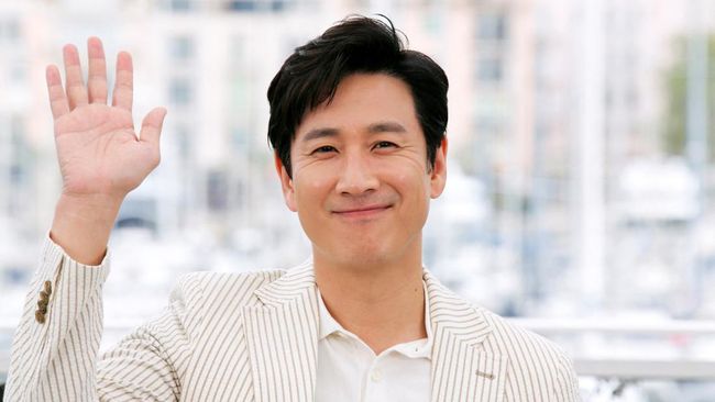 Sejumlah seleb Korea Selatan yang menjadi kolega Lee Sun-kyun berdatangan untuk melayat, selain dari sahabat aktor yang meninggal dunia pada Rabu (27/12) itu.