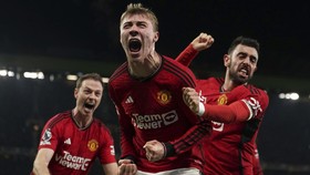 Hojlund: 17 Jam 'Mandul', Gol Debut, Standing Ovation