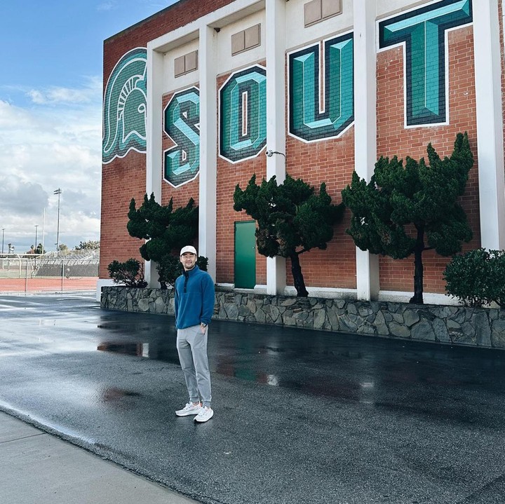 <p>Maudy Ayunda juga berkesempatan mengunjungi tempat penting bagi Jesse Choi. Ia mampir untuk melihat lokasi sekolah sang suami yang penuh dengan kenangan. (Foto: Instagram @maudyayunda)</p>