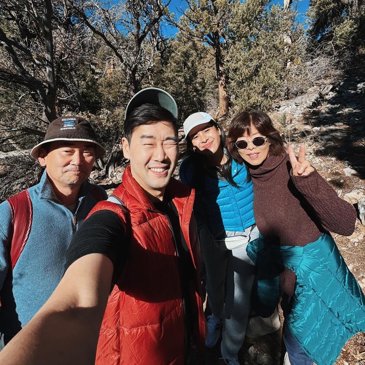 <p>Maudy Ayunda membagikan potret kegiatannya selama berlibur bersama Jesse Choi. Pasangan yang menikah pada 22 Mei 2022 ini pergi berwisata ke Los Angeles, Amerika Serikat. Dalam liburan kali ini, Maudy turut mengajak kedua mertuanya. (Foto: Instagram @maudyayunda)</p>