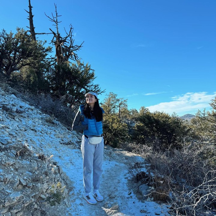 <p>Maudy Ayunda dan keluarga Jesse Choi menikmati pemandangan alam ketika mendaki ke kawasan Big Bear Lake, California. (Foto: Instagram @maudyayunda)</p>