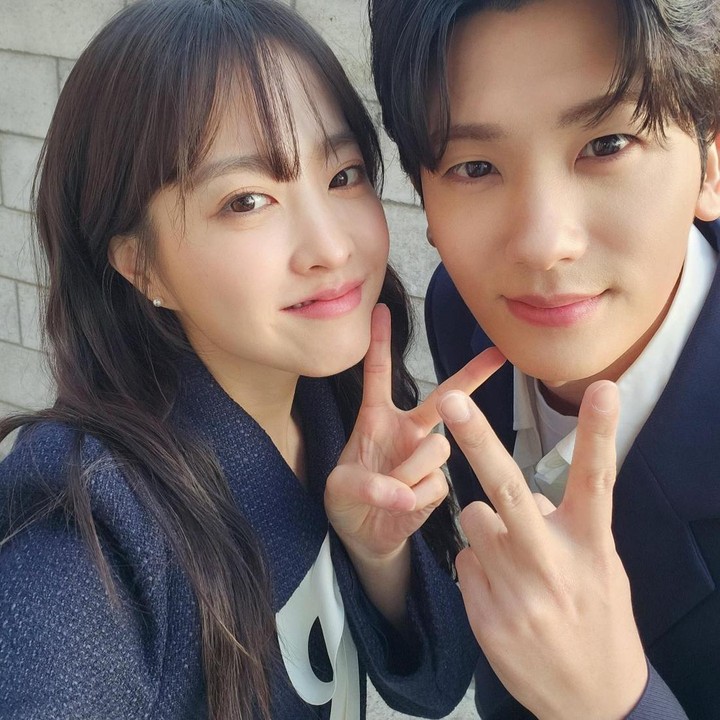 <p>Park Bo Young sendiri memerankan karakter Do Bong Soon dalam drakornya. Di sini, Park Hyun Sik dan Park Bo Young sedang berswafoto bersama dengan pose menggemaskan layaknya dua orang teman. (Foto: Instagram @phs1116)</p>
