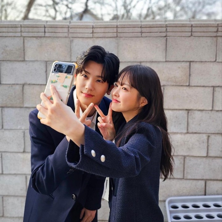 <p>Berperan sebagai Ah Min Hyuk, Park Hyung Sik pernah terlibat dengan Park Bo Young dalam drama Korea romantis Strong Woman Do Bong Soon (2017). Keduanya pun tampak akrab di balik layar. (Foto: Instagram @phs1116)</p>