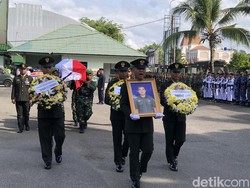 Pecah Tangis hingga Tak Kuat Berdiri Istri Lihat Peti Jenazah Kopda Hendrianto