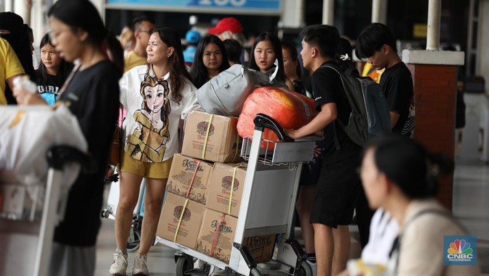 Petugas PT Angkasa Pura (AP) II (Persero) memantau pergerakan posko terpadu pengamanan dan pelayanan bagi penumpang periode Natal 2023 dan tahun baru 2024 di Terminal 1B Bandara Soekarno-Hatta, Tangerang, Banten, Rabu (27/12/2023). (CNBC Indonesia/Tri Susilo)