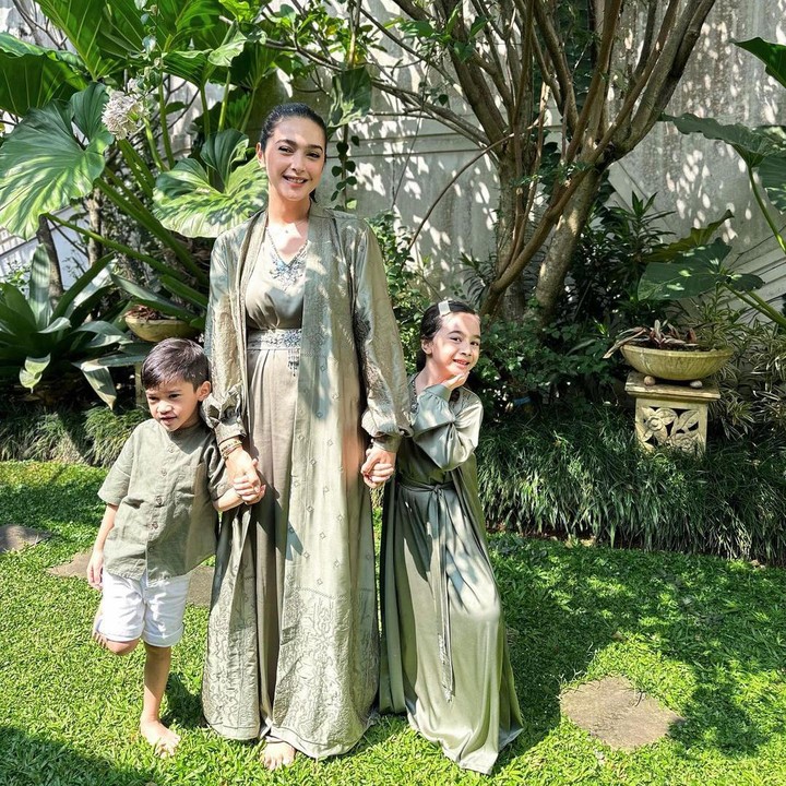 <p>Nabila Syakieb menikah dengan Reshwara Arya Ardinal pada tahun 2015, Bunda. Dari pernikahan ini, keduanya dikaruniai dua orang anak. (Foto: Instagram: @nsyakieb85)</p>