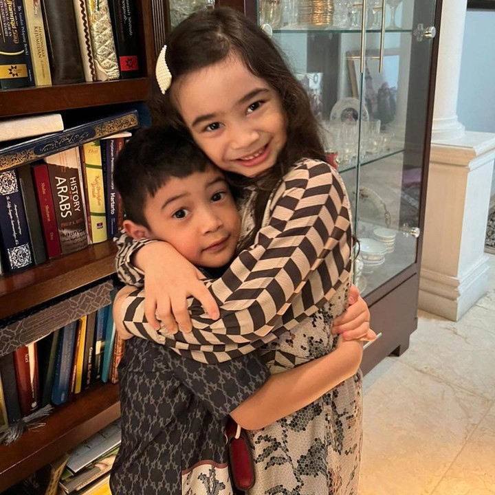 <p>Putri pertama mereka lahir pada tahun 2018 dan diberi nama Raqeema Ruby Radinal. Sementara itu, Si Bungsu yang berjenis kelamin laki-laki lahir pada 2019 dan diberi nama Rasheed Ravindra Radinal. (Foto: Instagram: @nsyakieb85)</p>