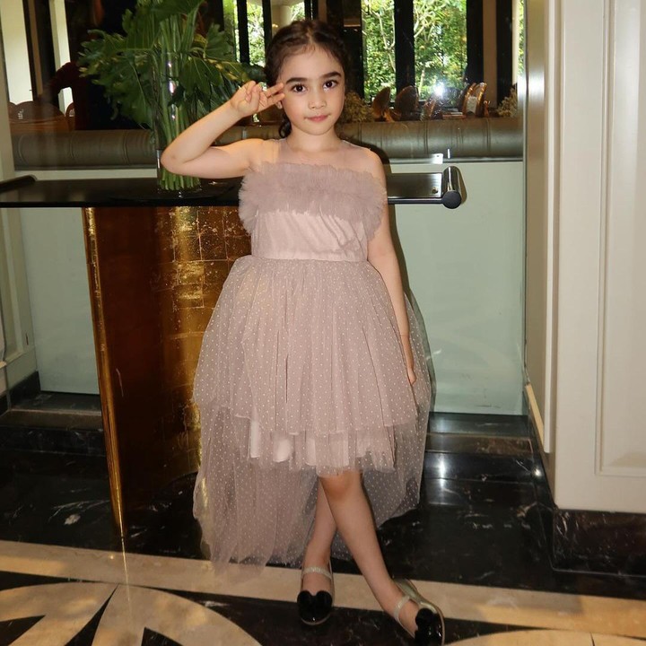 <p>"Keren banget <em>MasyaAllah</em> cantik banget Kakak Raqeema. Mini Mama-nya banget," ungkap seorang netizen. "Kayak boneka <em>MasyaAllah</em> cantik amat Kak," tutur netizen lainnya. (Foto: Instagram: @nsyakieb85)</p>