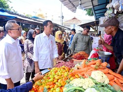 Jokowi Tinjau Pasar Rogojampi Banyuwangi, Cek Harga Kebutuhan Pokok