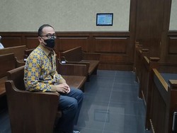 Penampakan Rafael Alun Pakai Batik Seragam Ditjen Pajak saat Baca Pleidoi