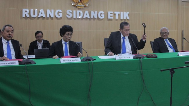 Anggota Dewas KPK Syamsuddin Haris menyatakan pimpinan KPK saat ini belum dapat memberikan keteladanan khususnya mengenai integritas.