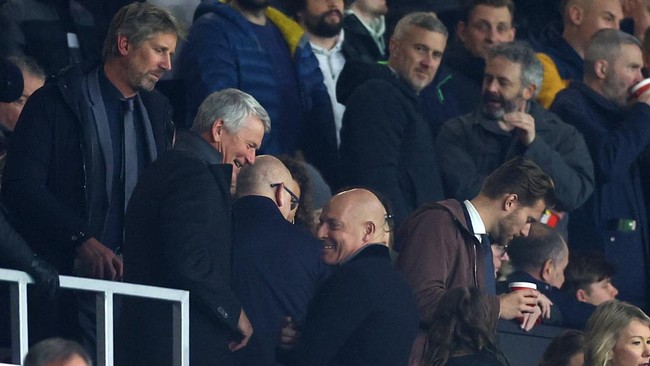 Legenda Manchester United Edwin van der Sar untuk kali pertama kembali ke Old Trafford setelah sembuh dari pendarahan otak.