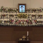 VIDEO: Altar Lee Sun-kyun Berhiaskan Bunga Lili dan Krisan Putih