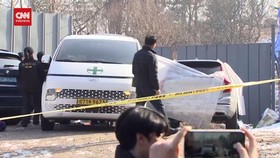 VIDEO: Jenazah Lee Sun-kyun Dievakuasi Petugas dari Mobil di TKP