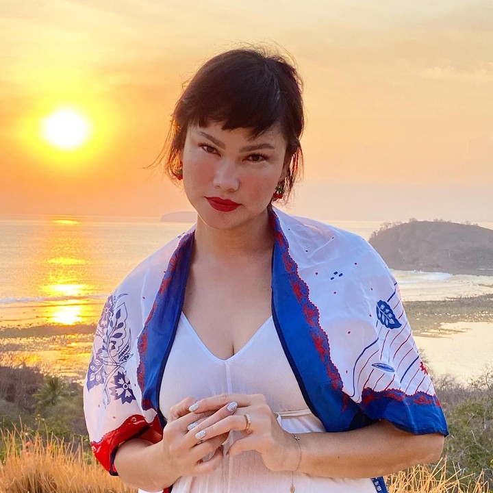 <p>Beberapa tahun terakhir, Tracy kembali muncul di podcast. Ia membagikan kisah perjalanan spiritualnya ke publik dan alasan meninggalkan dunia model. Tracy mengatakan bahwa menjadi seorang model hingga pendeta adalah suatu kebanggaan dalam dirinya. (Foto: Instagram @tracytrinita)</p>