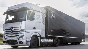 Truk Mercedes-Benz GenH2 Hidrogen Uji Coba untuk Pelanggan 2024