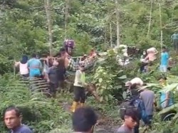 Momen Ibu Mau Lahiran di Mandiling Natal Ditandu Gegara Jalan Tertutup Longsor