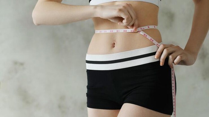 Banyak Makan saat Pesta Malam Tahun Baru? 5 Olahraga Ringan Ini Bisa Bantu Meratakan Perut