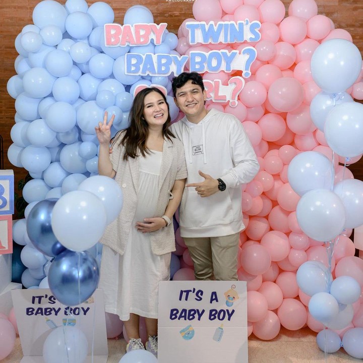 <p>Aktris cantik Masayu Clara juga menggelar gender reveal untuk kehamilan kembarnya. Bayi kembar Masayu dan suami keduanya berjenis kelamin laki-laki dan telah lahir pada Agustus lalu. Masayu melahirkan pada 9 Agustus melalui operasi caesar. Kedua bayi kembarnya bernama Lam Agartha Poeteu Harta Yudana dan Vee Agartha Harta Yudana.(Foto: Instagram: @masayuclara)</p>