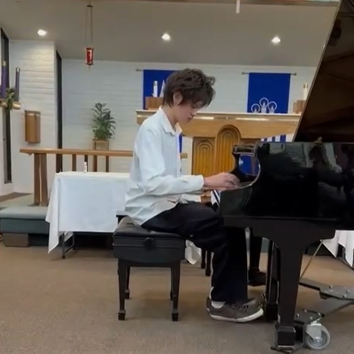<p>Di kesempatan itu, putra sulung Farah Quinn yang bernama Armand Fauzan Quinn ikut menunjukkan bakatnya dalam membawakan lagu dengan memakai piano. (Foto: Instagram @farahquinnofficial)</p>